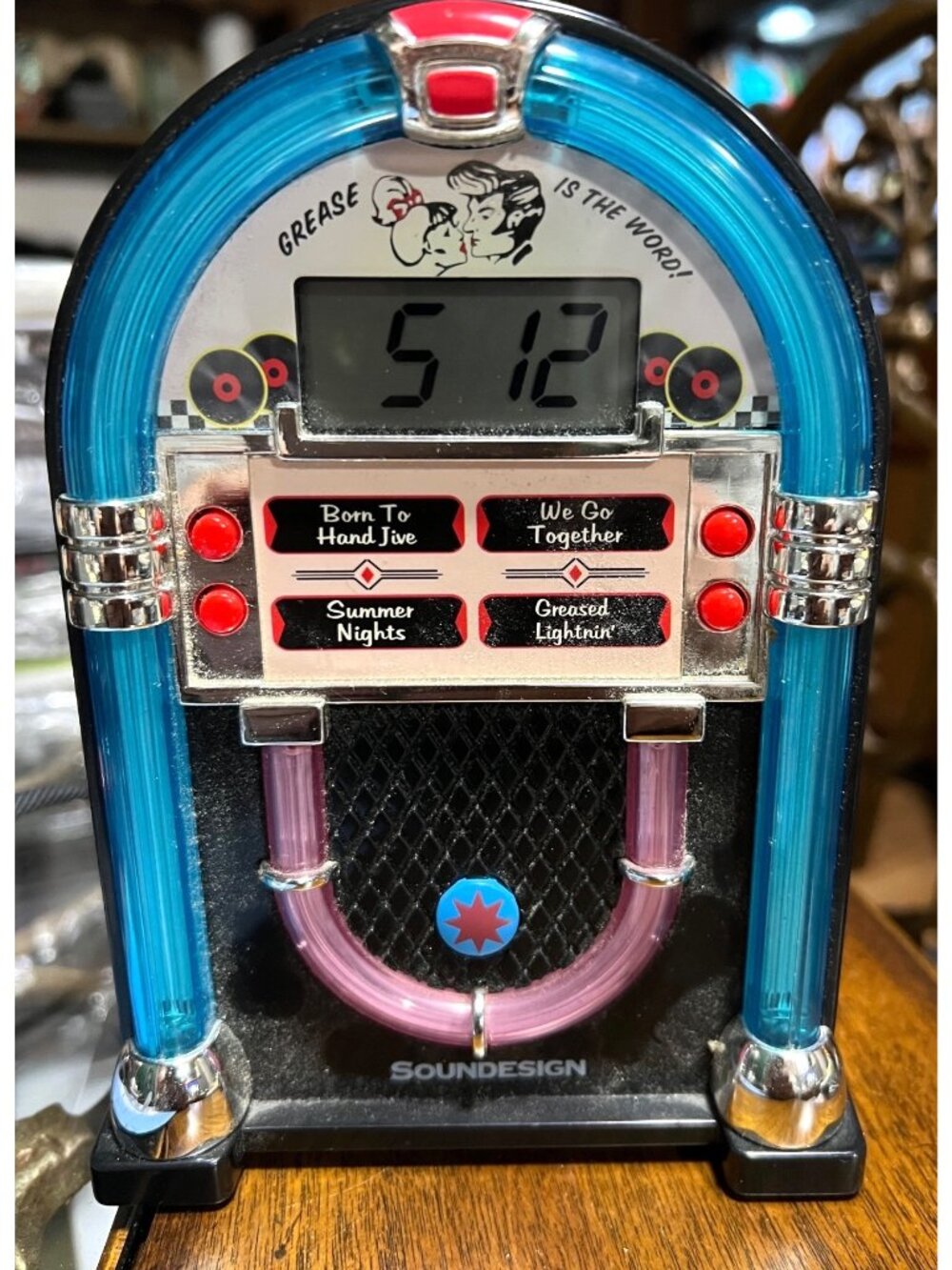 Soundesign Jukebox Alarm Clock w Digital Display Song Medley Feature Retro Desig